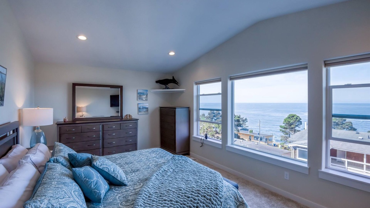 Depoe Bay House | The Captains Lookout Sleeps 6, Hot Tub, Pet Friendly, Ocean View