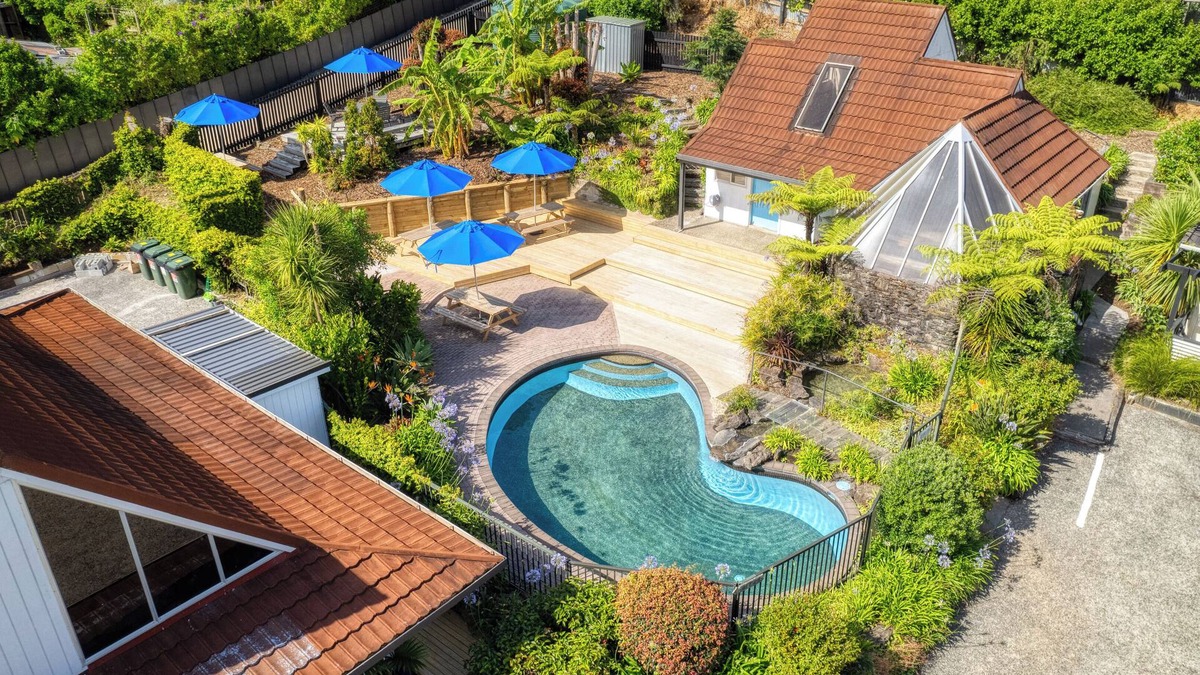 Russell Hotel | The Captains Motel