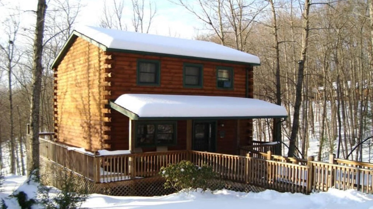 True House | The Cardinal log cabin. Wrap around deck, firepit. Next to Pipestem resort park.