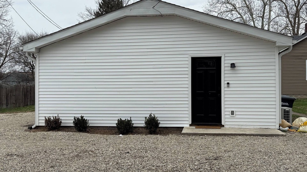 Muncie Cottage | The Cardinal. Newly built 1-bedroom cottage w/WiFi and AC in delightful Muncie
