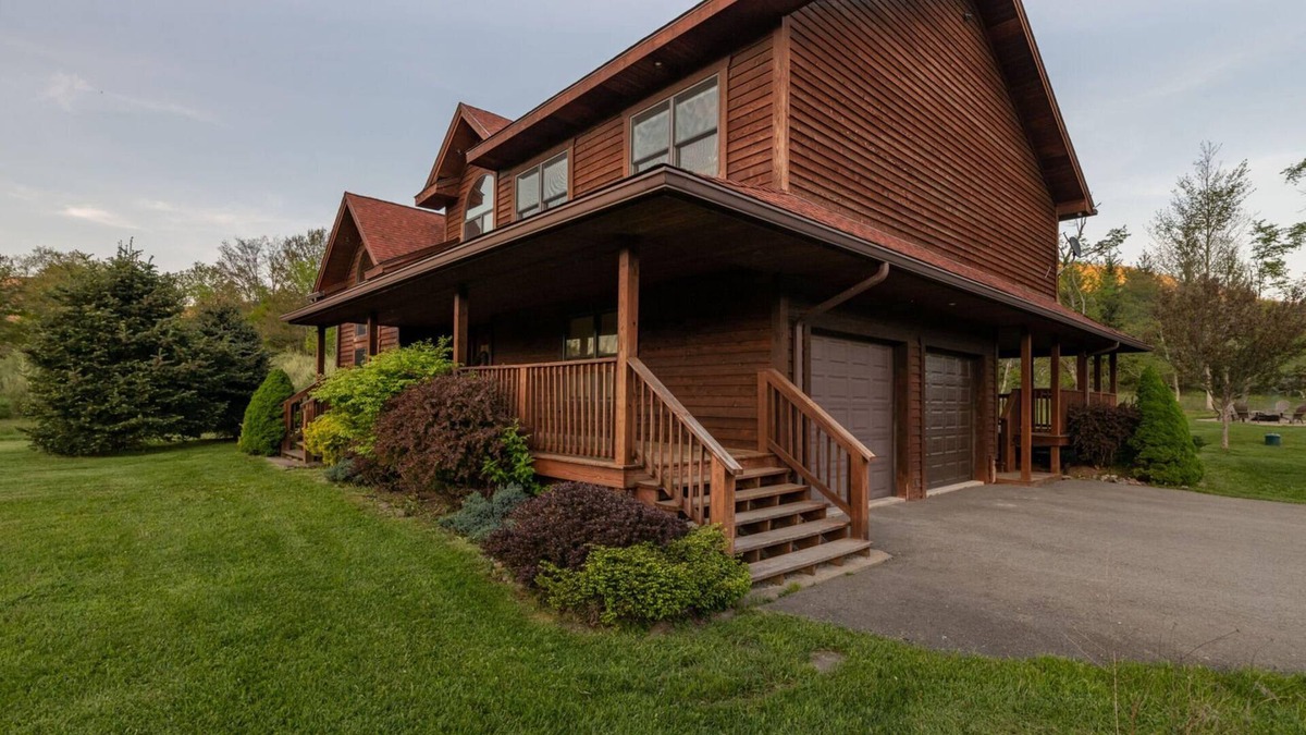 Snowshoe House | The Cardinal Retreat by Casago