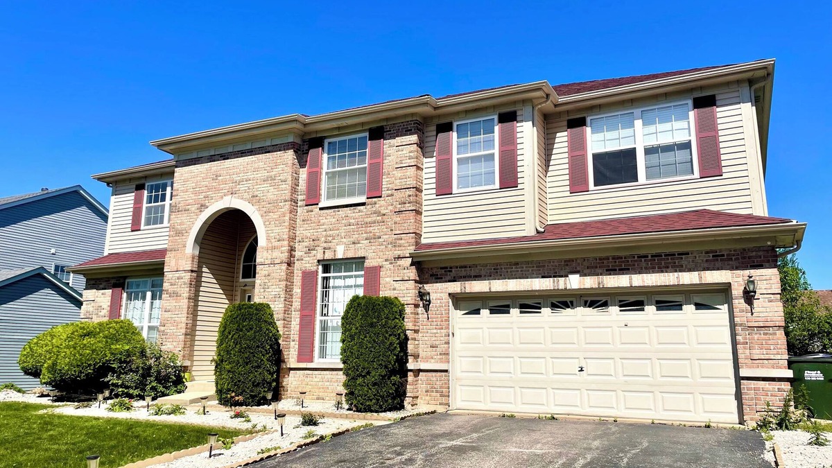 Carol Stream House | The Carol Stream Casa - Luxury Large Home, 7 bds, 75" and 65" TVs, Workspace