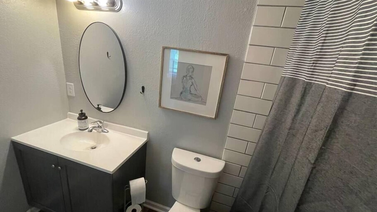 Hamilton Apartment | The Carolyn - Entire 2 Bedroom Apt in Quilt Town, USA