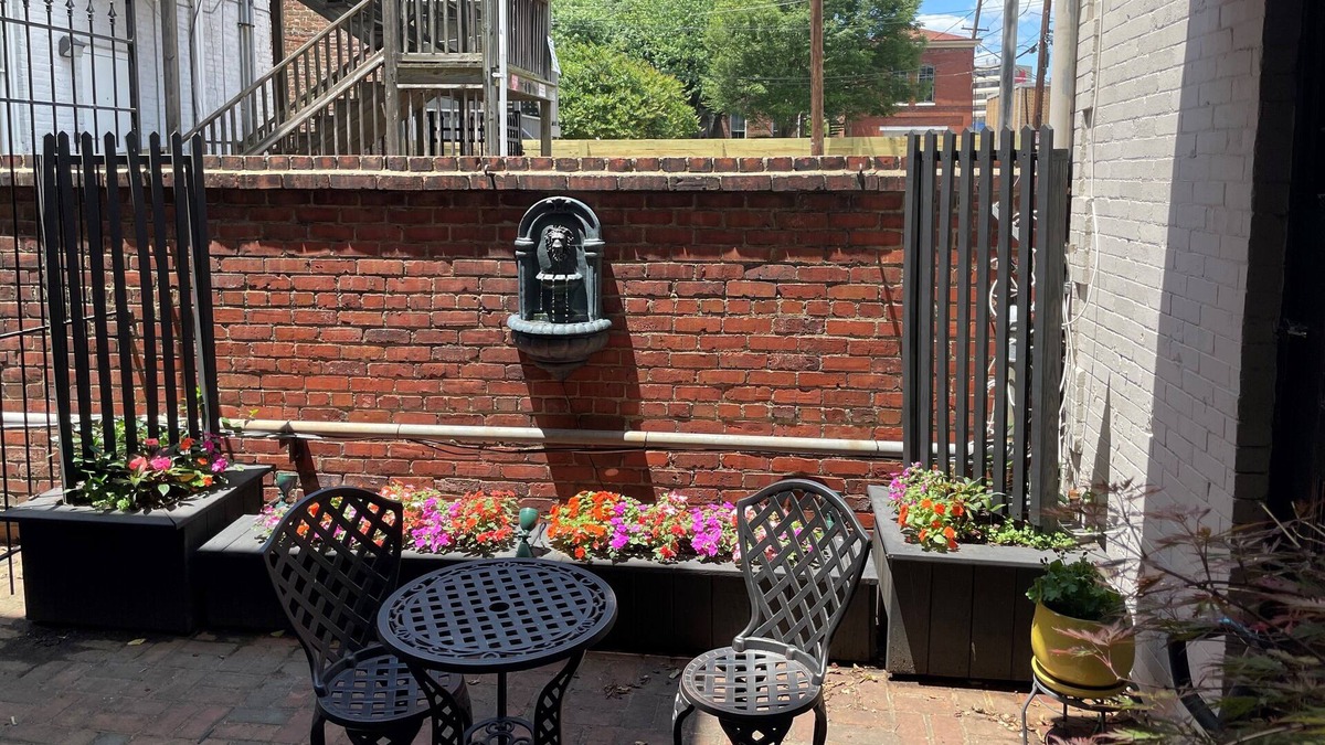 Monroe Ward House | The Carriage House Downstairs Garden Cottage- Downtown Richmond/VCU