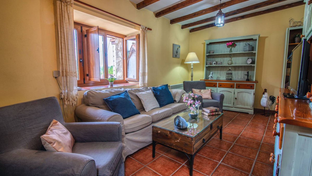 Fresnedo Cottage | The Carrozal - Fantastic house with fireplace, barbecue and private porch