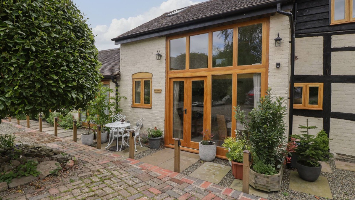 Yarpole Cottage | THE CART BARN, romantic, with a garden in Yarpole