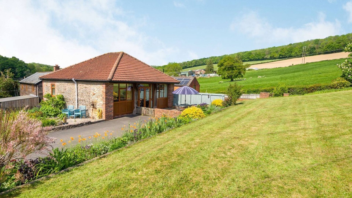Woolhope Cottage | THE CARTHOUSE, pet friendly, with a garden in Woolhope