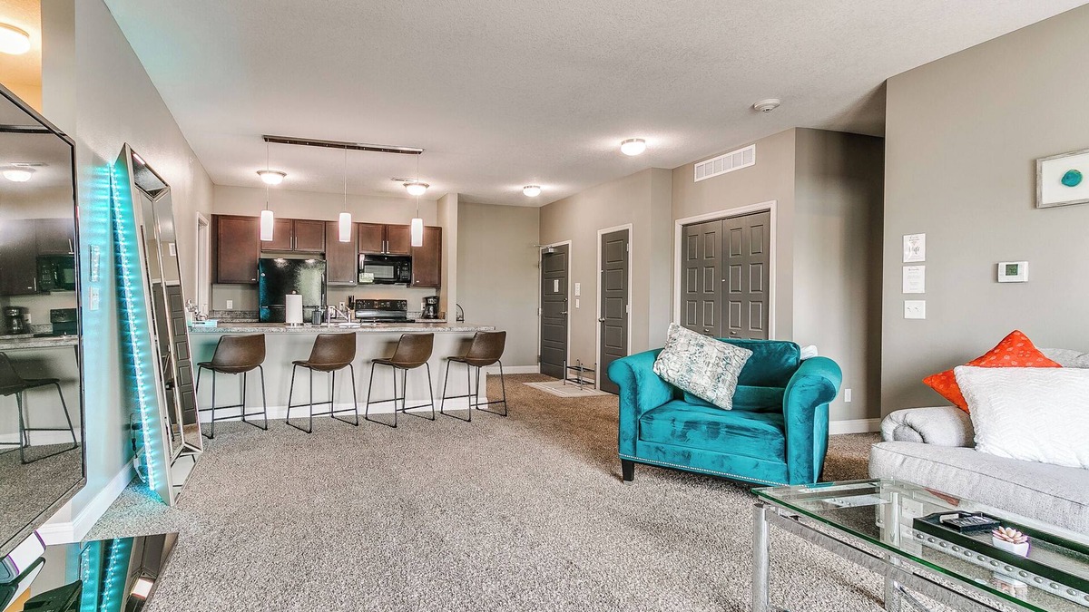 West Des Moines Apartment | The Cascades at Jordan Creek WDSM/Pool/Tanning/Gym