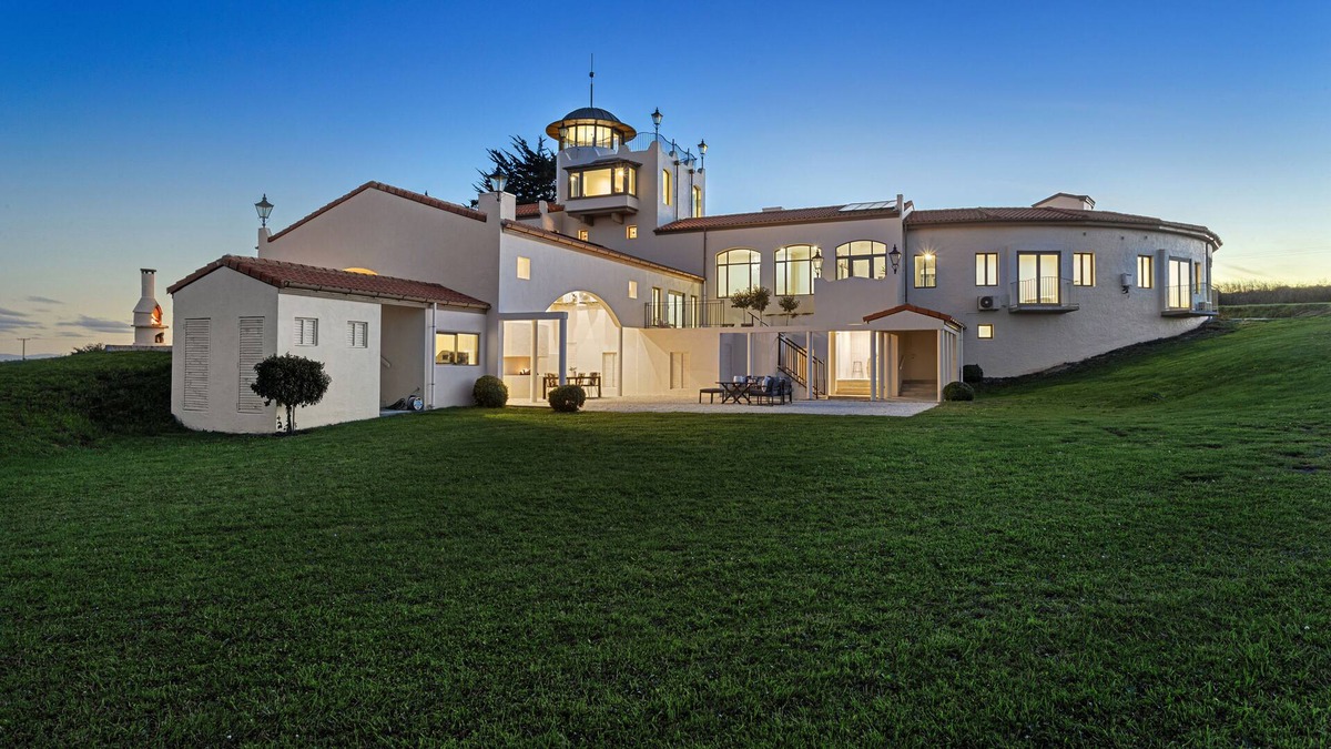Sefton House | THE CASTLE - SEFTON HOLIDAY HOME, with a garden in North Canterbury