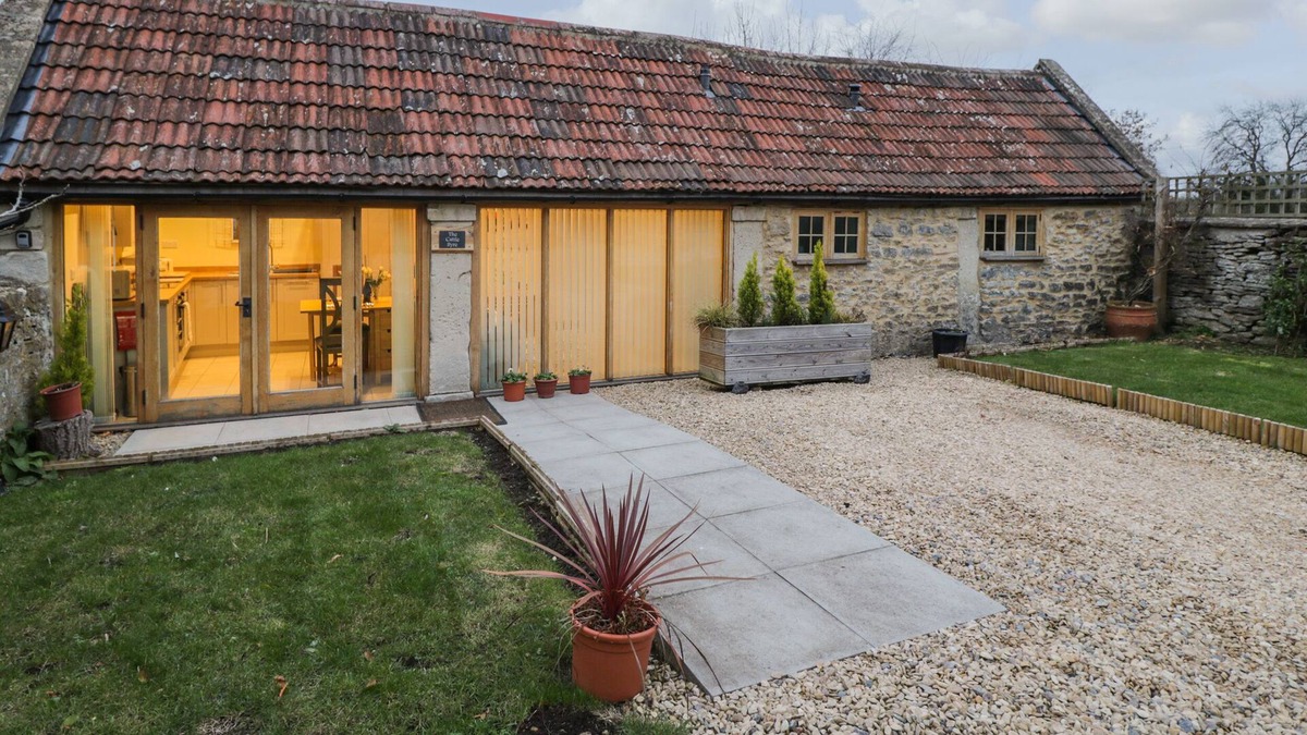 Biddestone Cottage | THE CATTLE BYRE, romantic, character holiday cottage in Corsham
