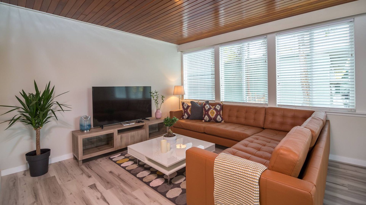 South Central House | The Cedar #4 - 3 Bed 1 and 1/2 Bath Executive townhouse!