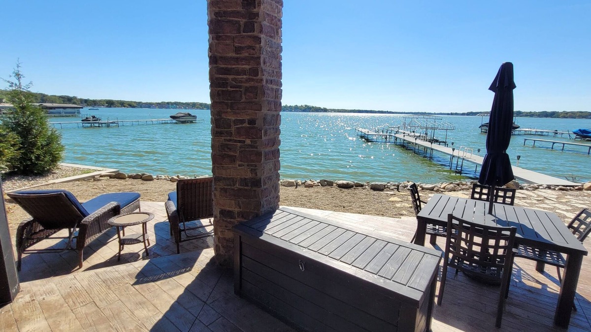 Cedar Lake House | "The Cedar Lake Escape" is a lakeside retreat offering 5 bedrooms and 3 baths.n