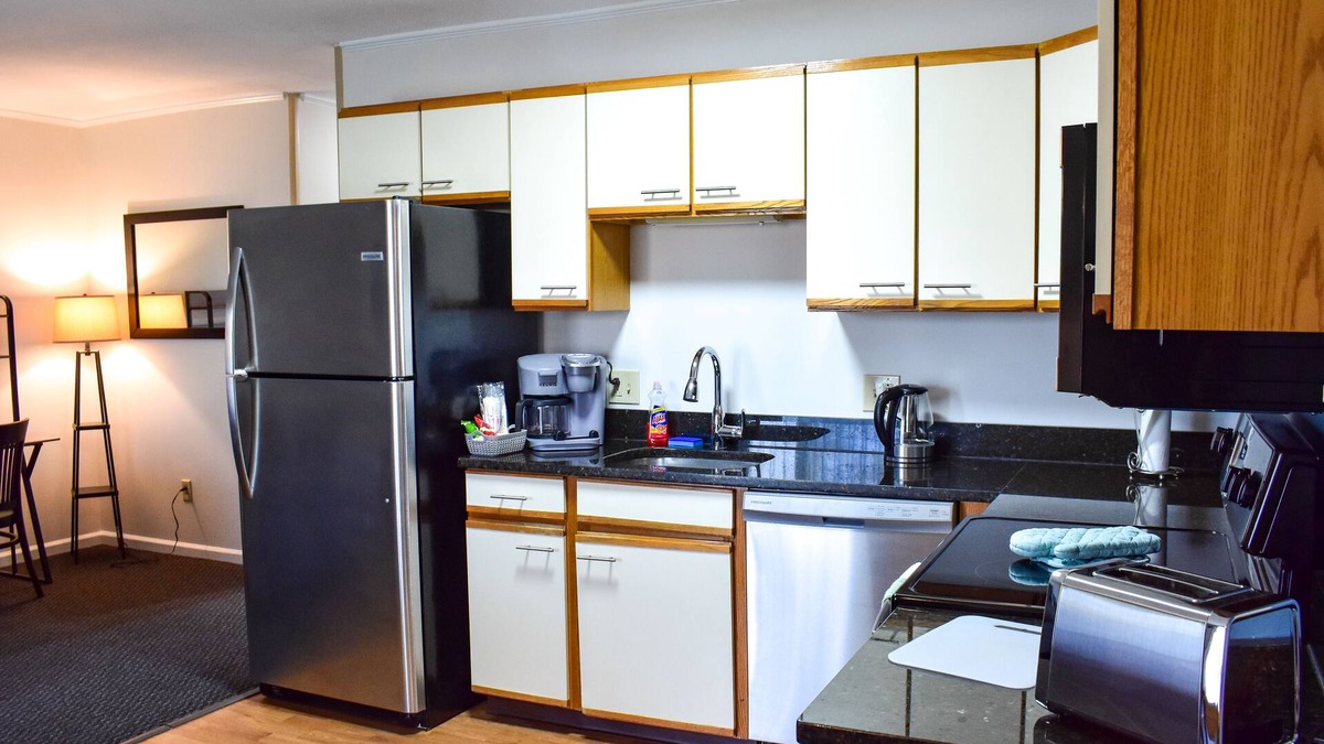 Pittsfield House | The Central Downtown Inn & Suites