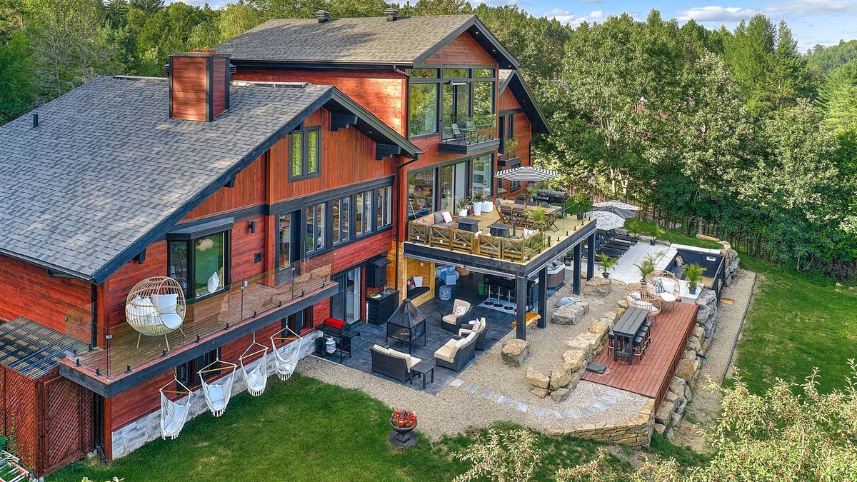 Saint-Sauveur-des-Monts Villa | The Chalet des Laurentides is the ultra equipped Mansion you need!