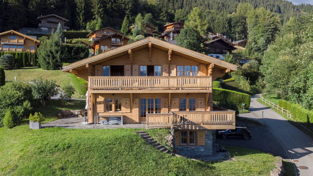 Ollon Ski Chalet | The chalet is located in Chesières, just next to Villars, 1.5km from the departure of the Roc d'Orsa