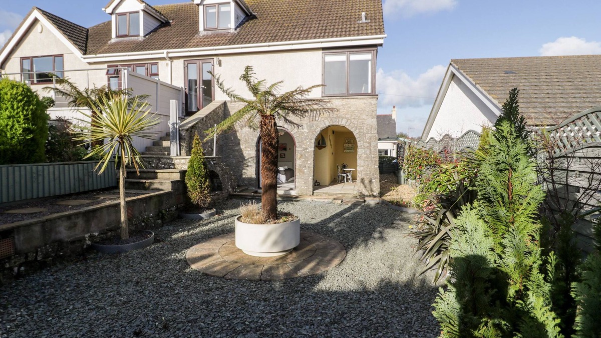 Benllech Cottage | THE CHALET, romantic, country holiday cottage in Benllech
