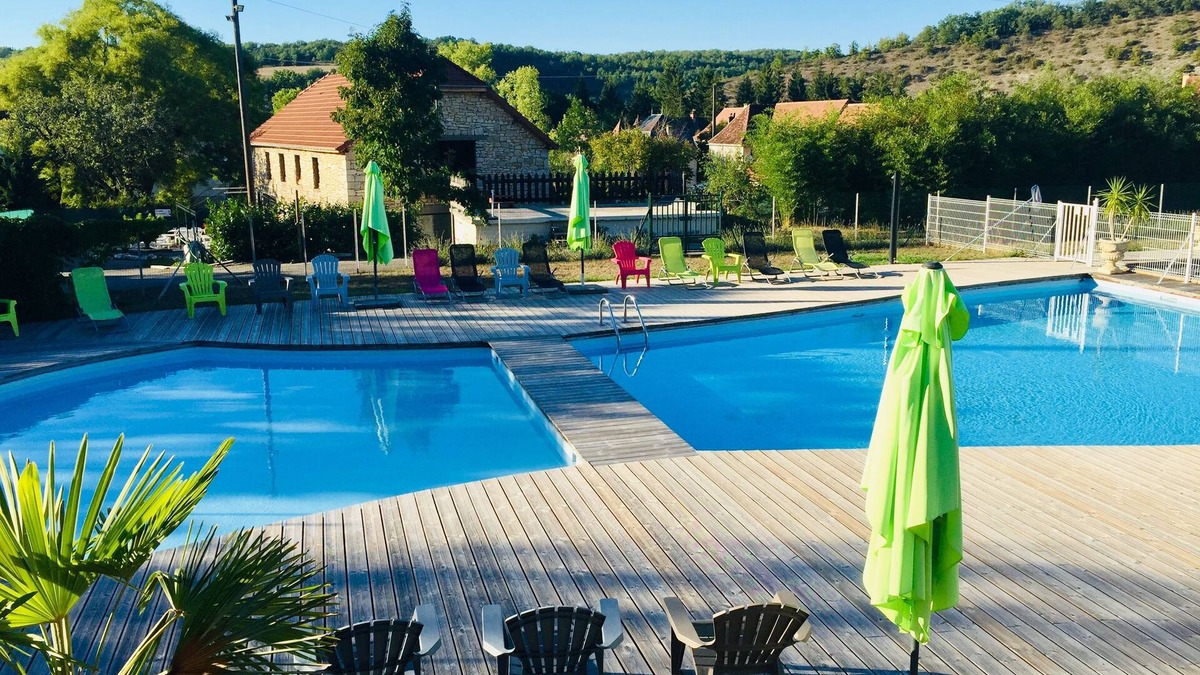 Frayssinet Ski Chalet | the chalets are on a hill N3
