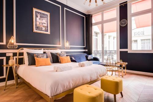Faubourg-du-Roule Apartment | The Champs Elysées Blue Suite