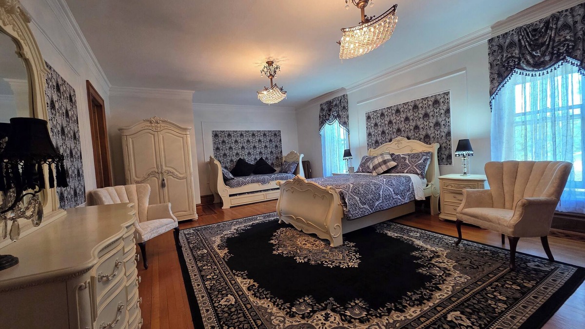 Manistee Bed & Breakfast | The Chandelier Bed & Breakfast "Euro Room" sleeps five people!