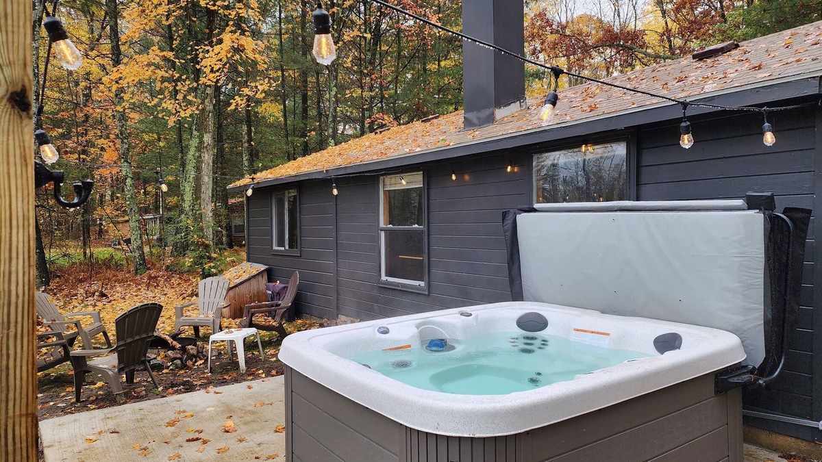 Bitely Cabin | The Channel Cabin with HOT TUB!