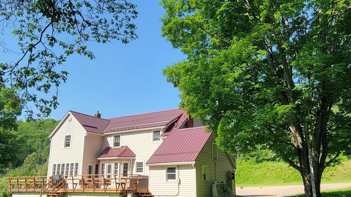 Bancroft Cottage | The Chanting River Nest w/hottubnSnowmobile/ATV trail across St. Pet-Friendly!