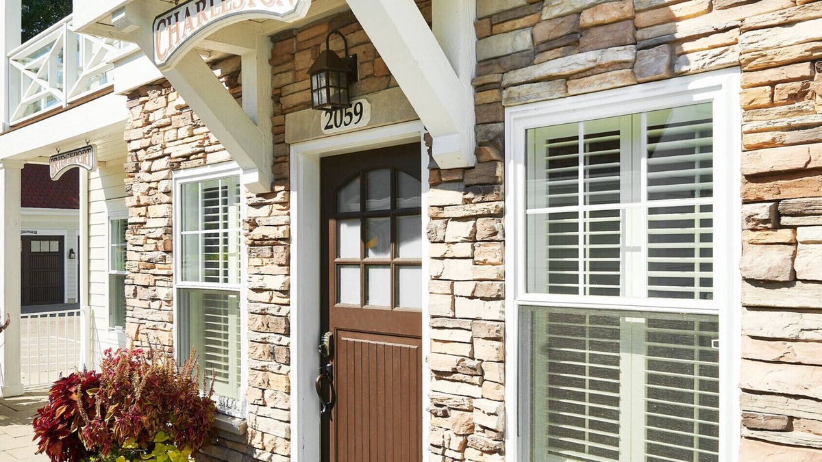 Holland Ski Chalet | "The Charleston" Luxury Townhome, Pool, Hot Tub, Golf Membership, Near Lake and Beaches
