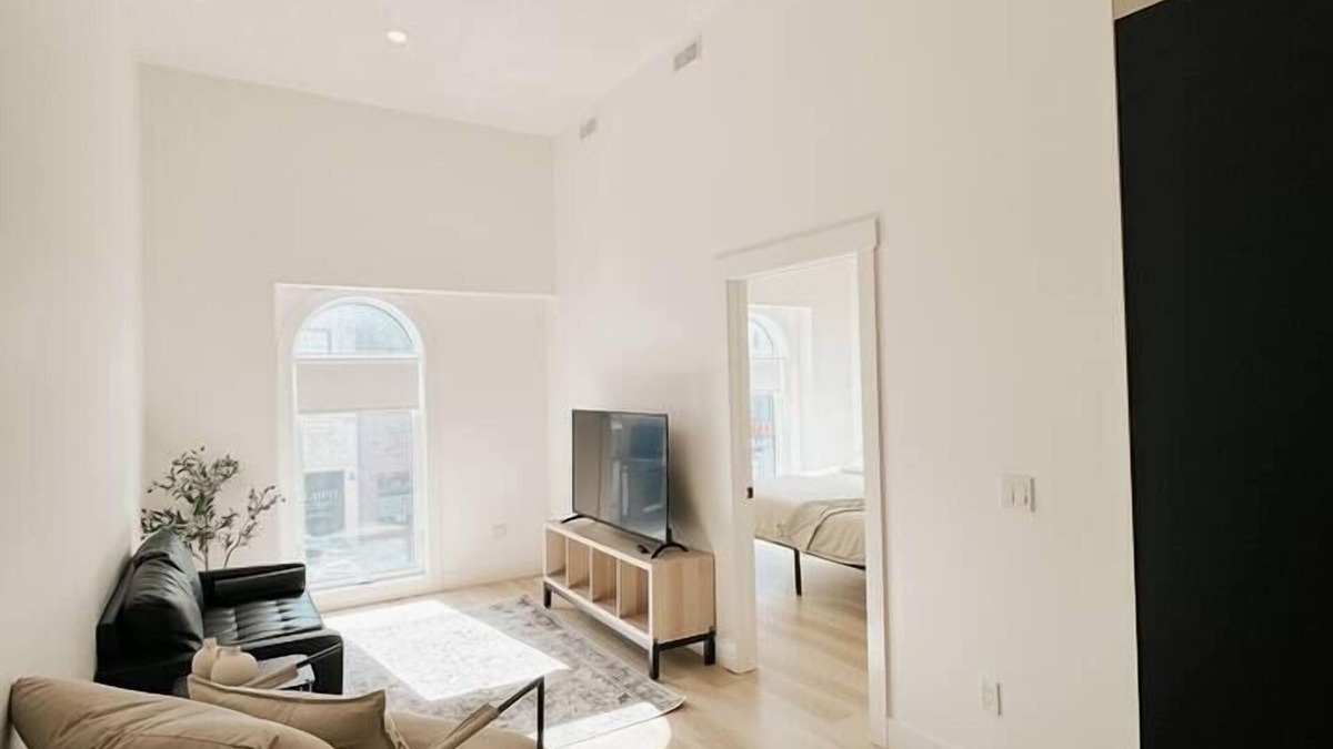 Woodstock Apartment | The Charlotte - King