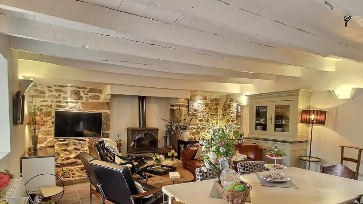 Belle-Isle-en-Terre House | The charm of the forest