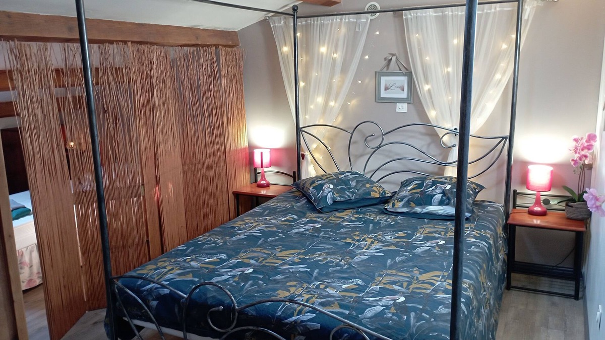 Velleron Cottage | the charm of a duplex, on the ground floor, and by the river