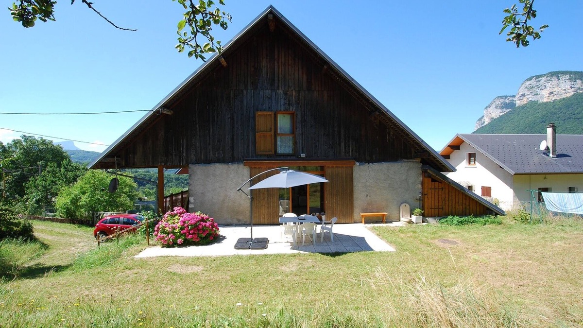 Thoiry House | The charm of a large house in an old barn