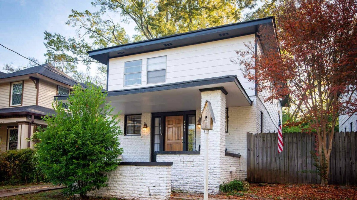 Glen Iris House | The Charmer at Glen Iris- Sleeps 14 -Serene Stays
