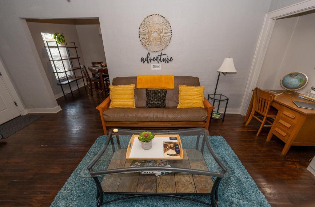 Chickasha House | The Charmer, Fiber Internet, ROKU TVs, Washer & Dryer, Near DT Chickasha and Leg Lamp!