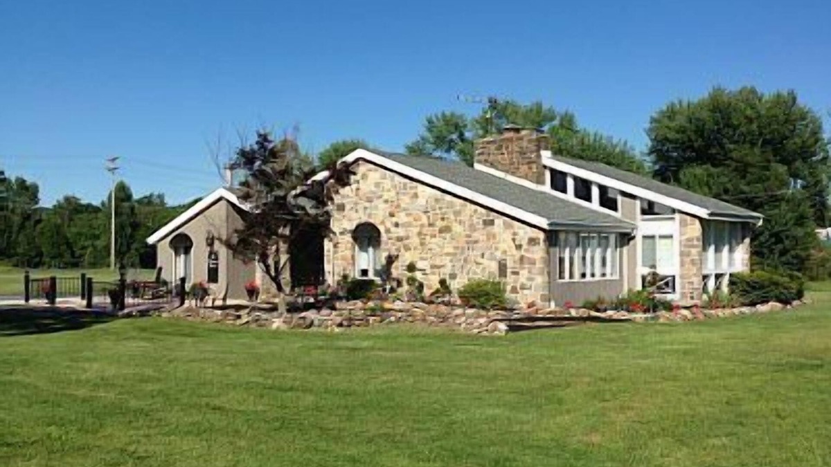 Fairfield House | The Chateau Below Located At The Bottom Of Ski Liberty Mnt & Carroll Valley Golf