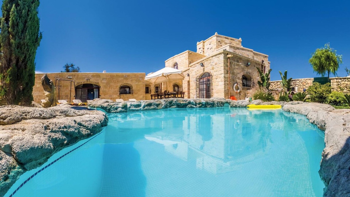 Misraħ Strejnu Villa | The Chateau - Stunning Huge Villa with Private Pool, Garden & Playing Area
