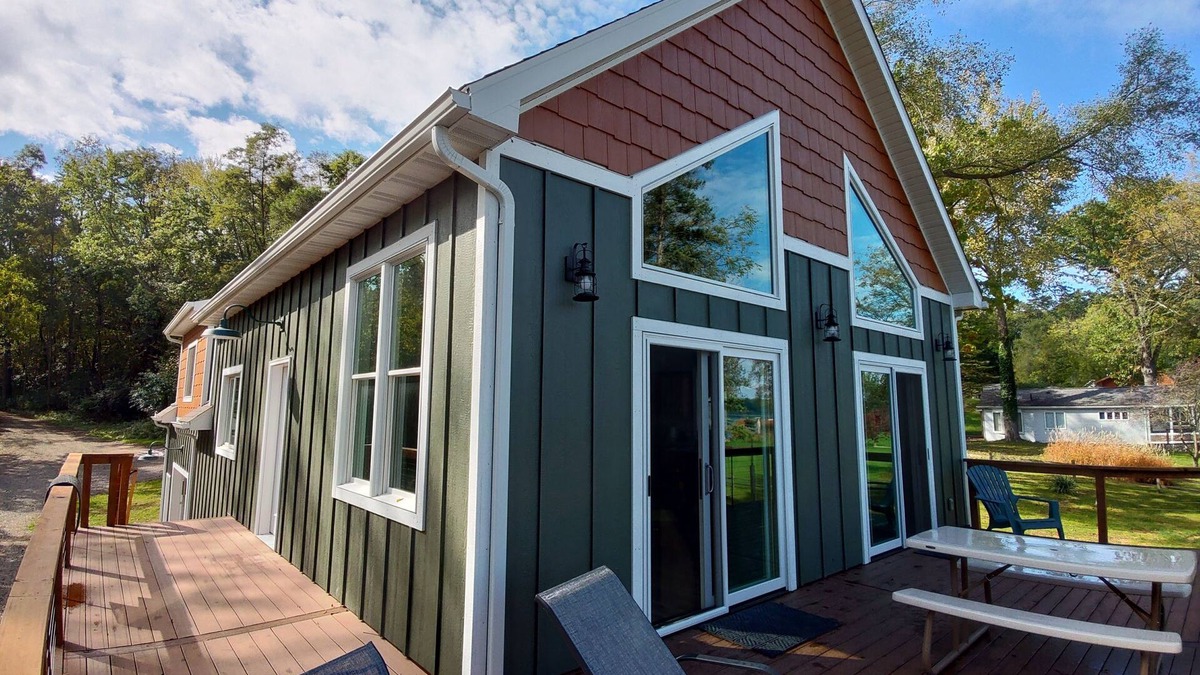 Horton House | The Cheerful Lake House at Crane Cove