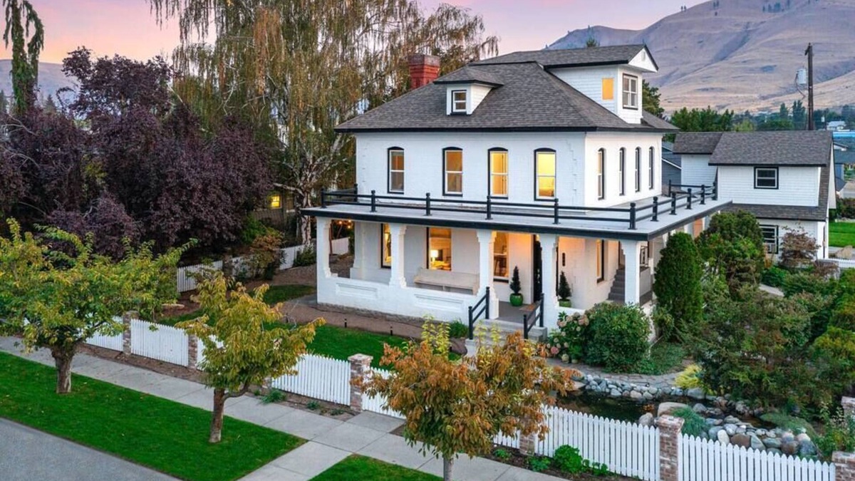 Chelan House | The Chelan Chateau 1 blk to lake/shops/food/wine/private sauna/media & game room