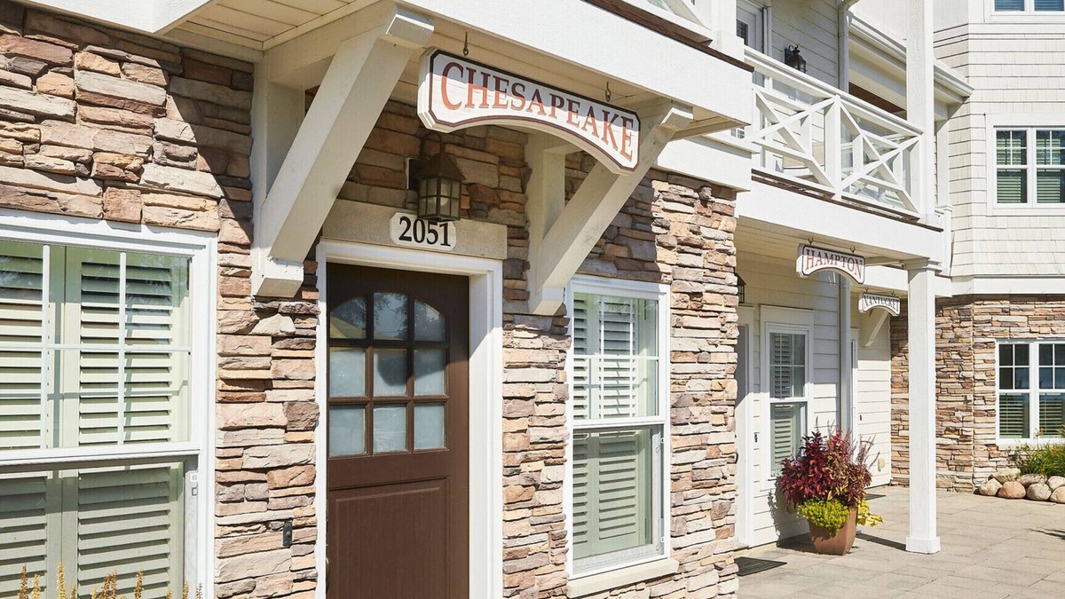 Holland House | "The Chesapeake" Luxury Townhome, Pool, Hot Tub, Golf Membership, Near Lake and Beaches