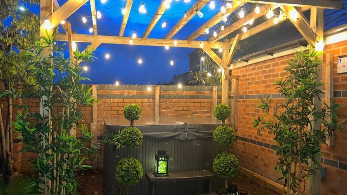 Blacon Apartment | The Cheshire Gathering - Hot Tub 8 Bedroom