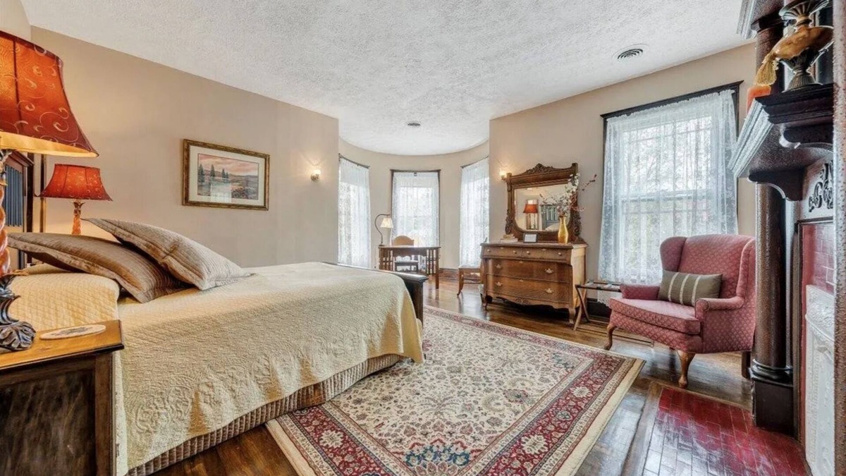 Alderson Apartment | The Chessie, Relaxing 4-bedroom Bed & Breakfast in Historic Alderson, WV, with AC, WiFi