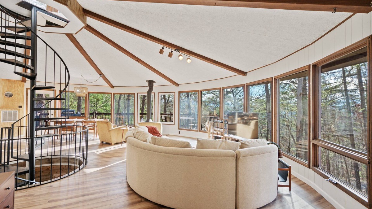Basye Cabin | The Chestnut, 10 guests, near Lake Laura