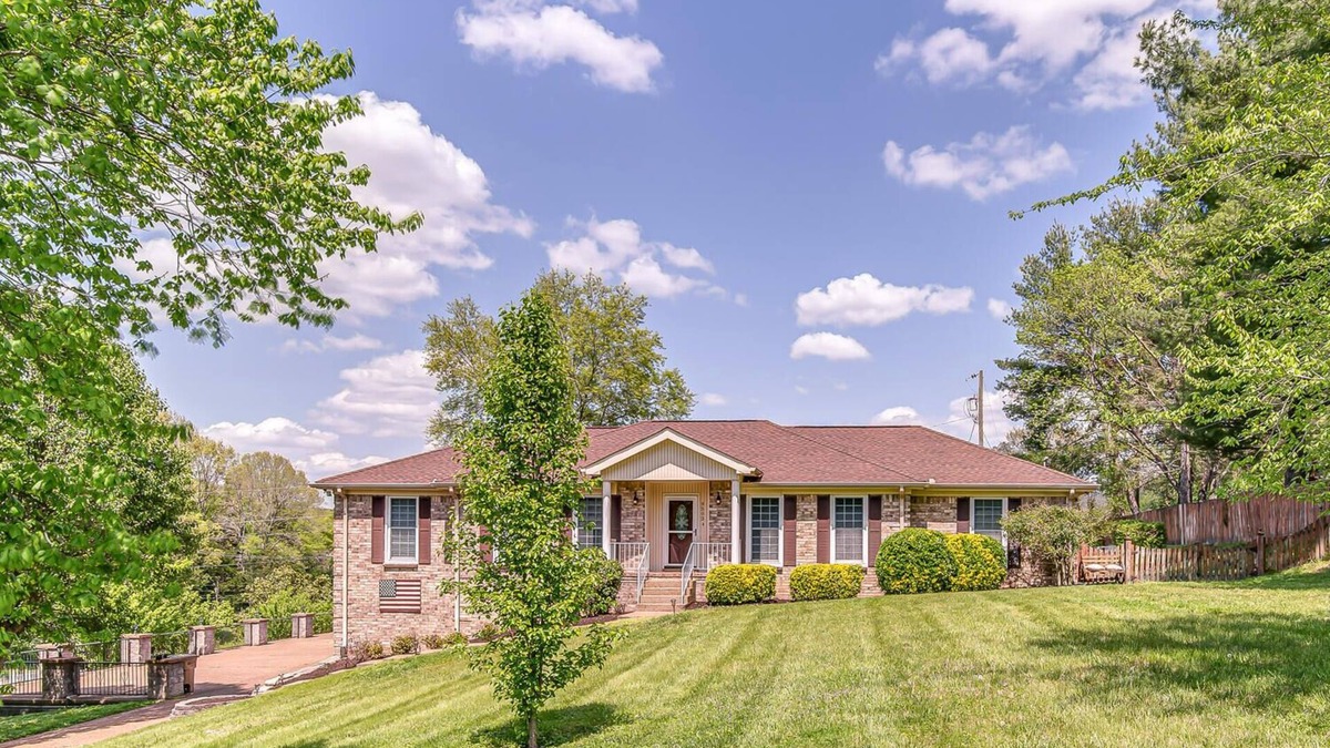 Brentwood Apartment | The Chestnut Cottage - Great Backyard
