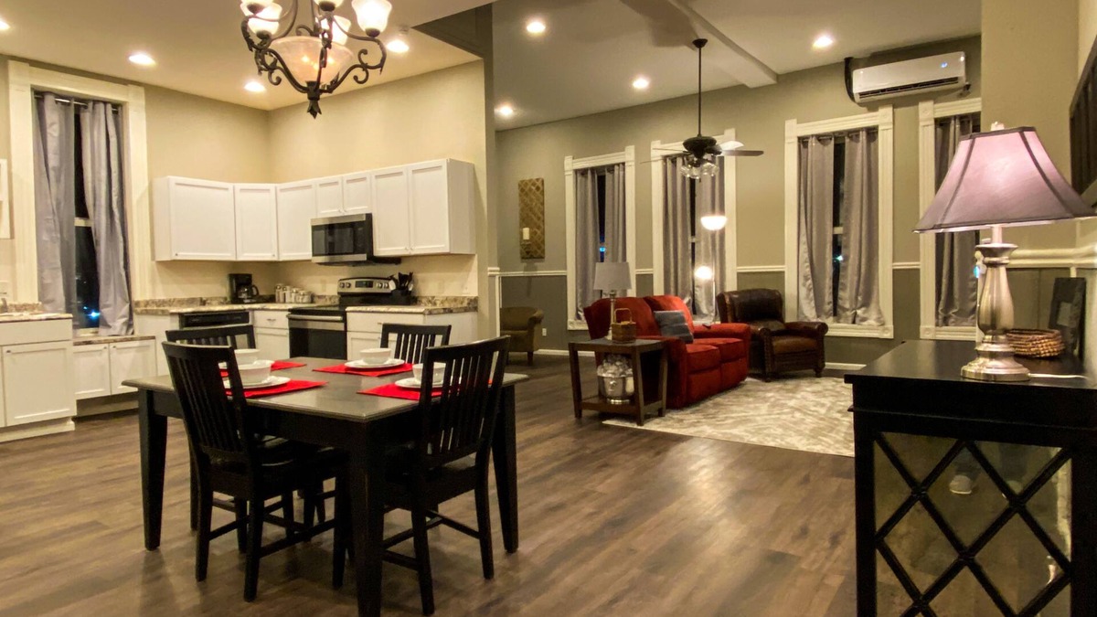 Osceola Apartment | The Chestnut on the Square Historic Loft A