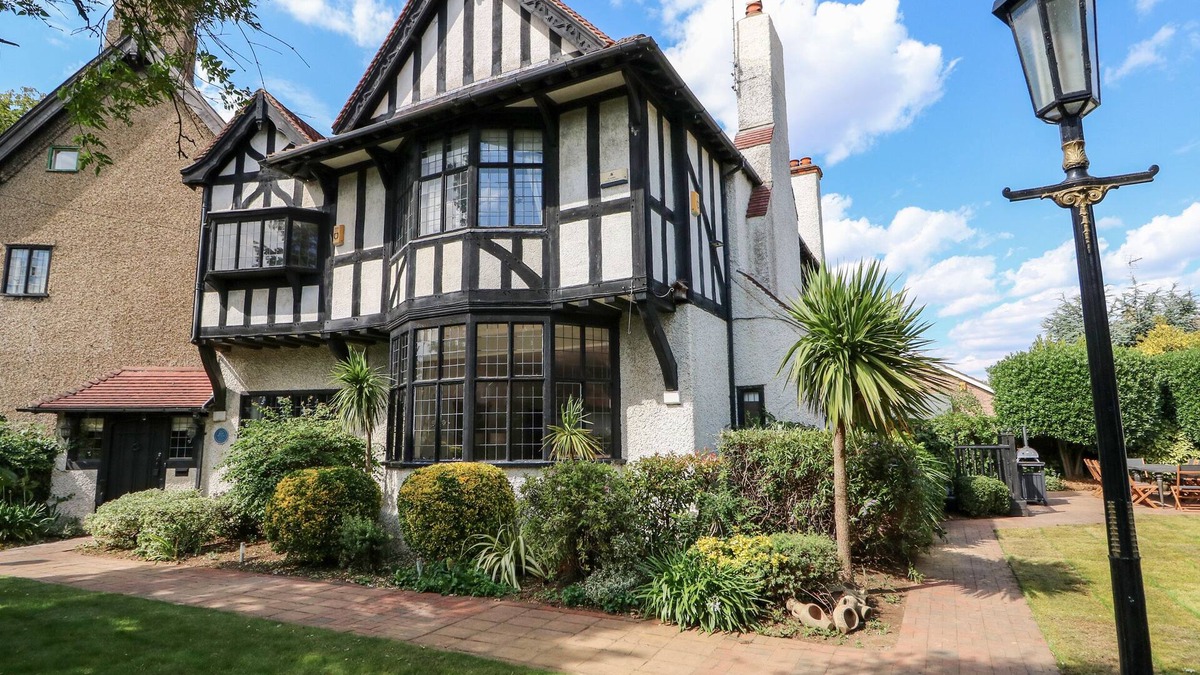 Peterborough Cottage | THE CHESTNUTS, pet friendly, luxury holiday cottage in Peterborough