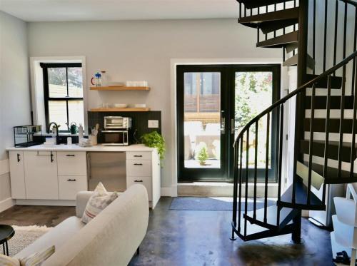 Shaw House | The Chic Carriage house in Shaw Sleeps 2