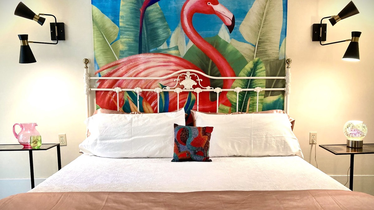 Broadmoor Apartment | The Chic Flamingo with NEW hidden room/Speakeasy