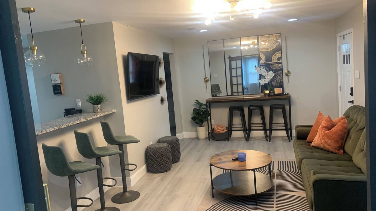 Mobile House | The Chic Getaway: 2BD/1BA Q Beds w/Smart TVs