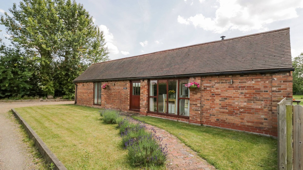 Uckington Cottage | THE CHICKEN SHED, romantic, with open fire in Barford
