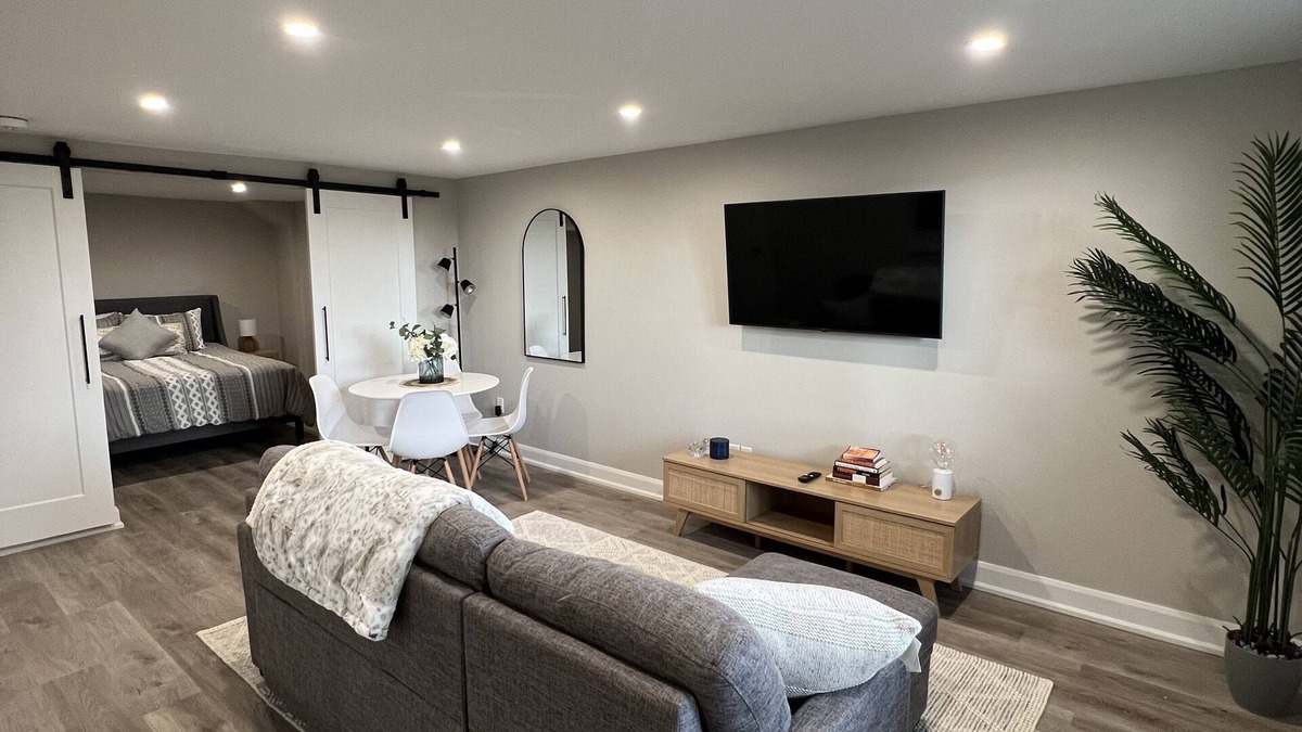 Barrie Apartment | The Chieftain Suite