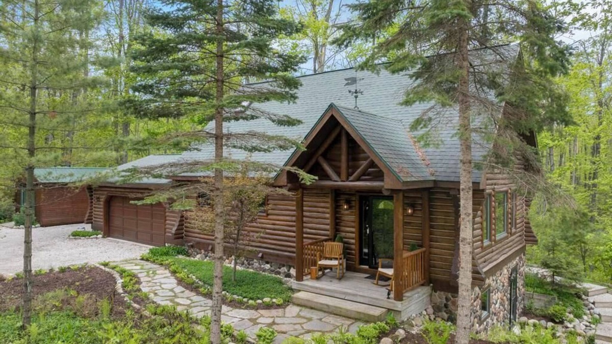 Alanson Cabin | The Chippewa House: 2 BR, 2.5 BA in Alanson, Sleeps 6