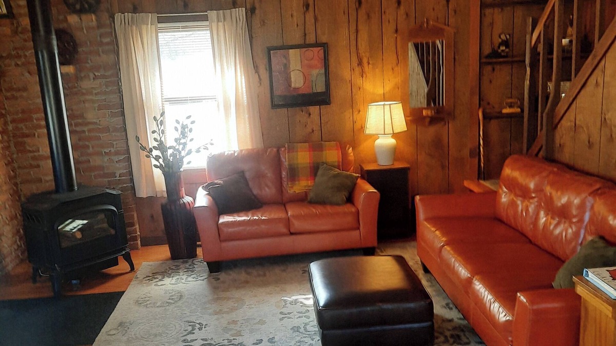 Ashland Ski Chalet | The Chirpy Chalet Cozy & Private Great WiFi No Chores! No Cleaning Fees!